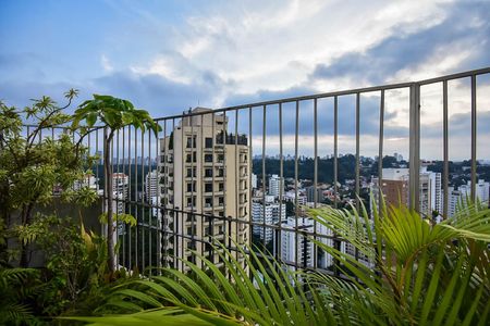 Apartamento à venda com 220m², 3 quartos e 3 vagas Apartamento à venda com 220m², 3 quartos e 3 vagasVaranda da Suíte 2