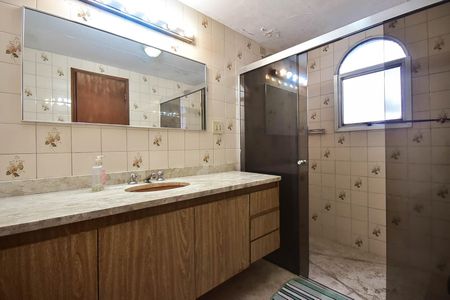 Apartamento à venda com 220m², 3 quartos e 3 vagas Apartamento à venda com 220m², 3 quartos e 3 vagasBanheiro Suíte 1