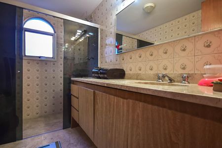 Apartamento à venda com 220m², 3 quartos e 3 vagas Apartamento à venda com 220m², 3 quartos e 3 vagasBanheiro Suíte 2