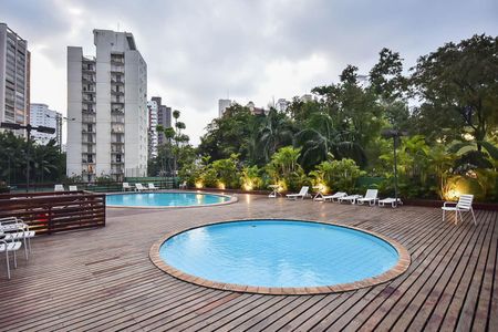 Apartamento à venda com 220m², 3 quartos e 3 vagas Apartamento à venda com 220m², 3 quartos e 3 vagasÁrea comum - Piscina