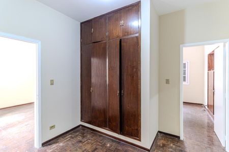 Casa à venda com 600m², 3 quartos e 2 vagas Casa à venda com 600m², 3 quartos e 2 vagasCorredor