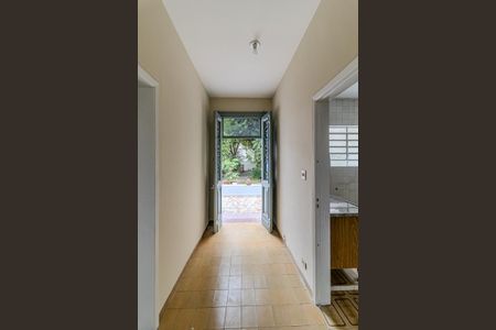 Casa à venda com 600m², 3 quartos e 2 vagas Casa à venda com 600m², 3 quartos e 2 vagasCorredor