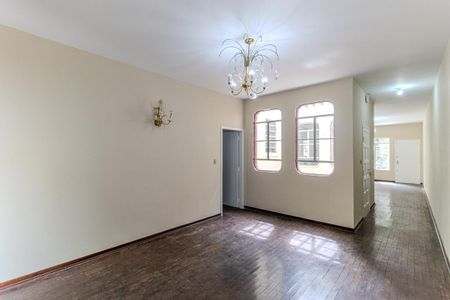 Casa à venda com 600m², 3 quartos e 2 vagas Casa à venda com 600m², 3 quartos e 2 vagasSala
