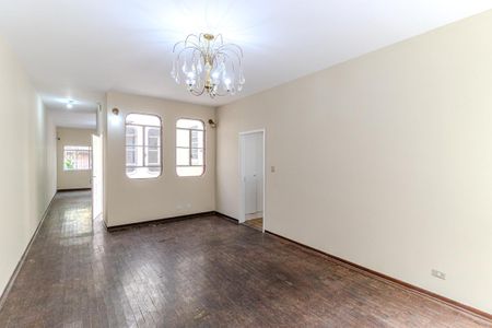 Casa à venda com 600m², 3 quartos e 2 vagas Casa à venda com 600m², 3 quartos e 2 vagasSala