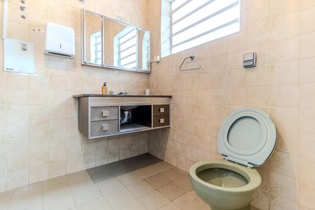 Casa à venda com 600m², 3 quartos e 2 vagas Casa à venda com 600m², 3 quartos e 2 vagasBanheiro 1