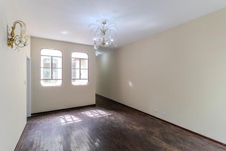 Casa à venda com 600m², 3 quartos e 2 vagas Casa à venda com 600m², 3 quartos e 2 vagasSala