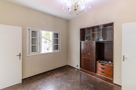 Casa à venda com 600m², 3 quartos e 2 vagas Casa à venda com 600m², 3 quartos e 2 vagasQuarto 1