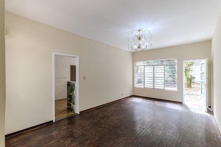 Casa à venda com 600m², 3 quartos e 2 vagas Casa à venda com 600m², 3 quartos e 2 vagasSala