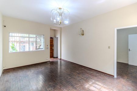 Casa à venda com 600m², 3 quartos e 2 vagas Casa à venda com 600m², 3 quartos e 2 vagasSala