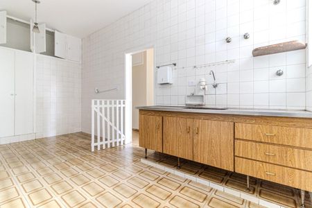 Casa à venda com 600m², 3 quartos e 2 vagas Casa à venda com 600m², 3 quartos e 2 vagasCozinha