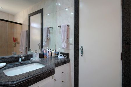 Apartamento à venda com 130m², 4 quartos e 2 vagasBanheiro da Suíte