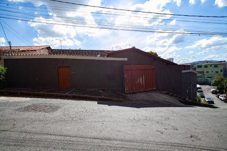 Casa à venda com 360m², 3 quartos e 5 vagasFachada