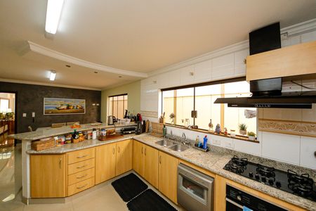 Casa à venda com 320m², 4 quartos e 7 vagasCozinha