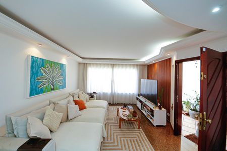 Casa à venda com 320m², 4 quartos e 7 vagasSala