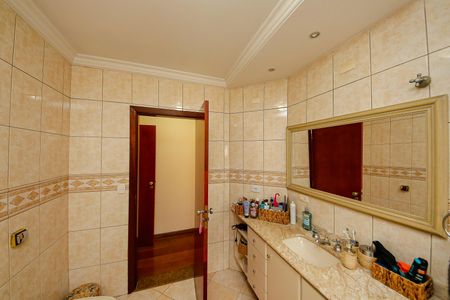 Casa à venda com 320m², 4 quartos e 7 vagasBanheiro da Suíte 1