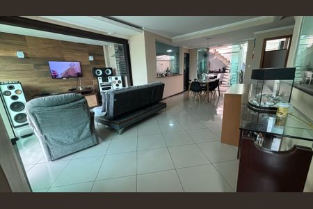 Casa à venda com 250m², 3 quartos e 2 vagas Casa à venda com 250m², 3 quartos e 2 vagasSala