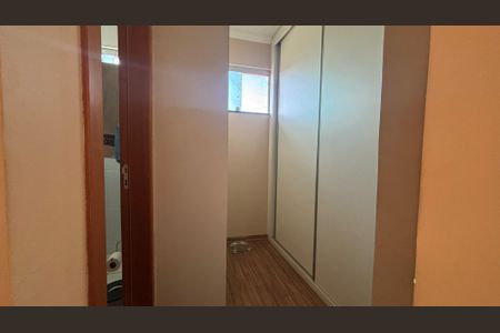 Casa à venda com 250m², 3 quartos e 2 vagas Casa à venda com 250m², 3 quartos e 2 vagasCloset