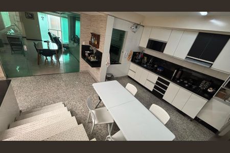 Casa à venda com 250m², 3 quartos e 2 vagas Casa à venda com 250m², 3 quartos e 2 vagasCozinha