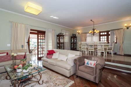 Casa à venda com 500m², 4 quartos e 3 vagasSala