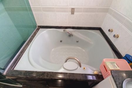 Apartamento para alugar com 256m², 4 quartos e 3 vagasDetalhe do Banheiro da Suite