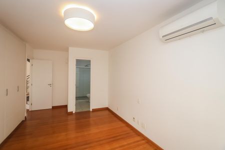 Casa de condomínio à venda com 350m², 3 quartos e 3 vagasSuite 2