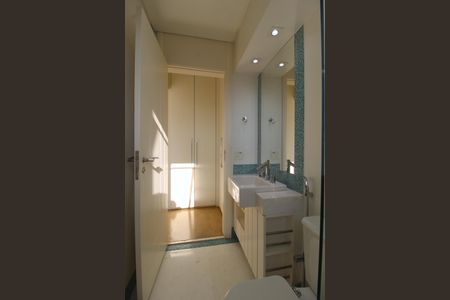 Apartamento à venda com 234m², 3 quartos e 4 vagasBanheiro da Suíte 1