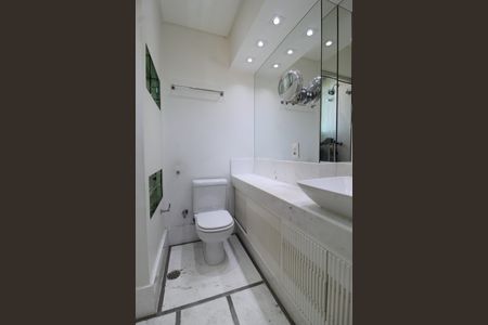 Apartamento à venda com 234m², 3 quartos e 4 vagasBanheiro da Suíte 2