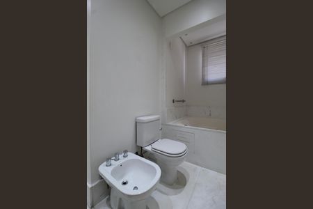 Apartamento à venda com 234m², 3 quartos e 4 vagasBanheiro da Suíte 2