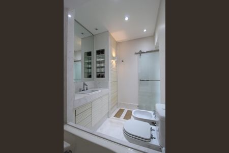 Apartamento à venda com 234m², 3 quartos e 4 vagasBanheiro da Suíte 2