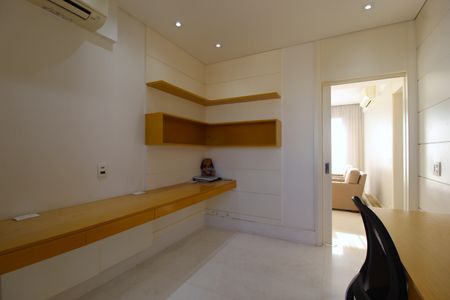Apartamento à venda com 234m², 3 quartos e 4 vagasEscritório