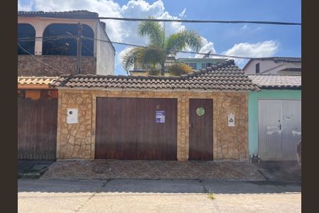 Casa de condomínio à venda com 240m², 3 quartos e 3 vagas Casa de condomínio à venda com 240m², 3 quartos e 3 vagasFachada