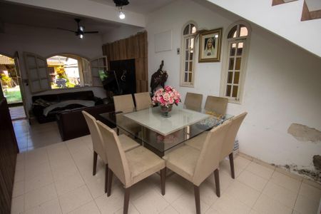 Casa de condomínio à venda com 240m², 3 quartos e 3 vagas Casa de condomínio à venda com 240m², 3 quartos e 3 vagasSala de Jantar