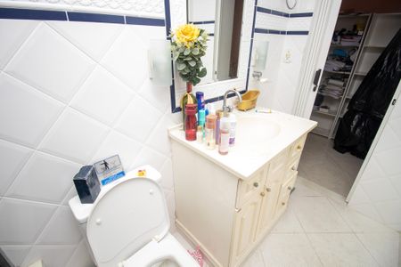 Casa de condomínio à venda com 240m², 3 quartos e 3 vagas Casa de condomínio à venda com 240m², 3 quartos e 3 vagasBanheiro Suíte 1