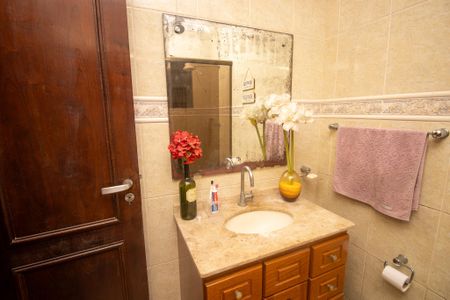 Casa de condomínio à venda com 240m², 3 quartos e 3 vagas Casa de condomínio à venda com 240m², 3 quartos e 3 vagasBanheiro social 2