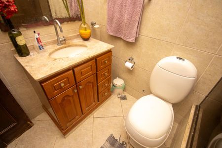 Casa de condomínio à venda com 240m², 3 quartos e 3 vagas Casa de condomínio à venda com 240m², 3 quartos e 3 vagasBanheiro social 2