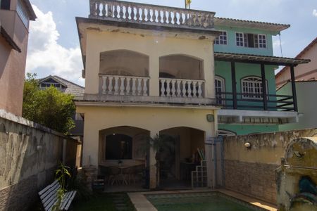 Casa de condomínio à venda com 240m², 3 quartos e 3 vagas Casa de condomínio à venda com 240m², 3 quartos e 3 vagasFachada