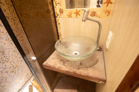 Casa de condomínio à venda com 240m², 3 quartos e 3 vagas Casa de condomínio à venda com 240m², 3 quartos e 3 vagasBanheiro social 1