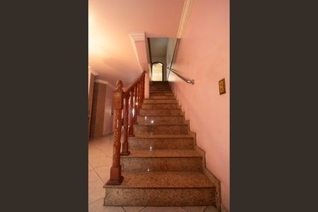 Casa para alugar com 510m², 5 quartos e 6 vagasEscada