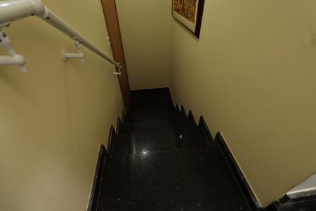 Casa à venda com 235m², 3 quartos e 2 vagasEscada