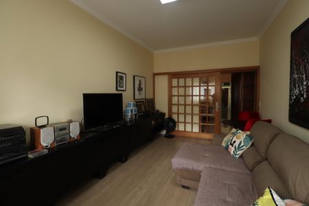 Casa à venda com 235m², 3 quartos e 2 vagasSala de TV