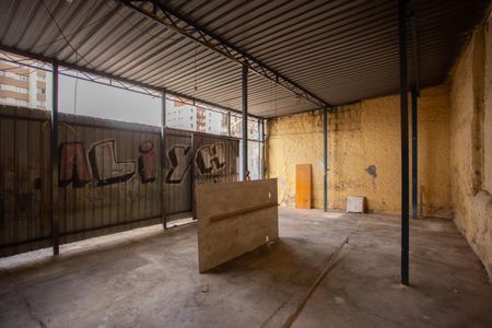 Casa à venda com 300m², 2 quartos e 2 vagas Casa à venda com 300m², 2 quartos e 2 vagasTerraço