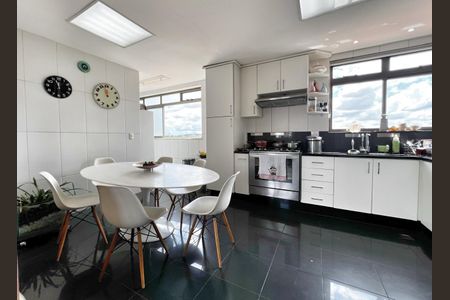 Apartamento à venda com 230m², 4 quartos e 3 vagasCozinha