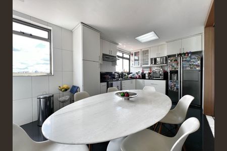 Apartamento à venda com 230m², 4 quartos e 3 vagasCozinha