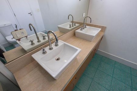 Apartamento para alugar com 140m², 2 quartos e 2 vagas Apartamento para alugar com 140m², 2 quartos e 2 vagasBanheiro da Suíte 1