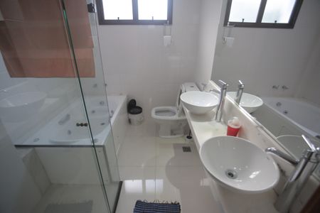 Apartamento à venda com 167m², 4 quartos e 4 vagasBanheiro do Quarto 3