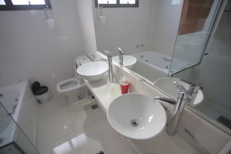 Apartamento à venda com 167m², 4 quartos e 4 vagasBanheiro do Quarto 3