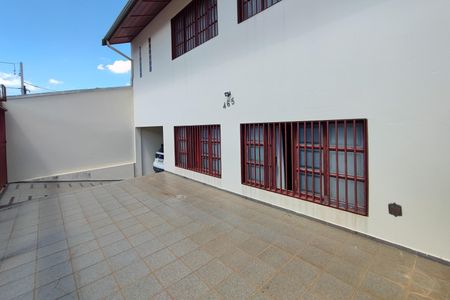 Casa à venda com 396m², 5 quartos e 4 vagas Casa à venda com 396m², 5 quartos e 4 vagasQuintal - Garagem