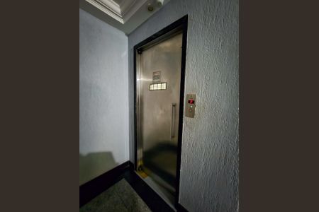 Apartamento à venda com 57m², 2 quartos e sem vaga Apartamento à venda com 57m², 2 quartos e sem vagaElevador