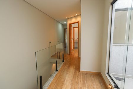 Casa à venda com 140m², 3 quartos e 4 vagasCorredor de acesso