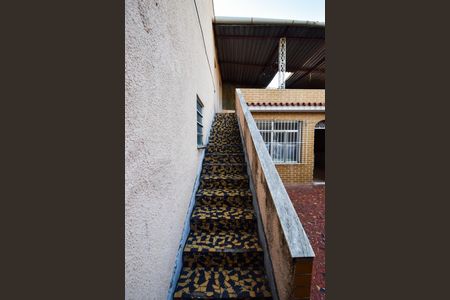 Casa à venda com 200m², 5 quartos e 4 vagas Casa à venda com 200m², 5 quartos e 4 vagasEscada de Acesso ao Terraço